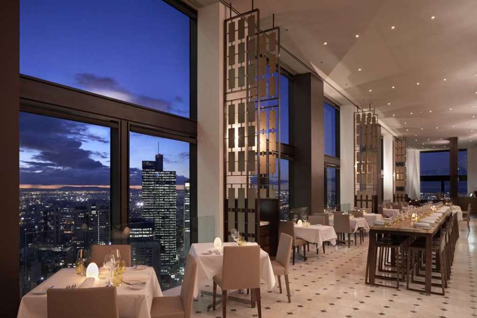 Dining-above-the-city-of-melbourne