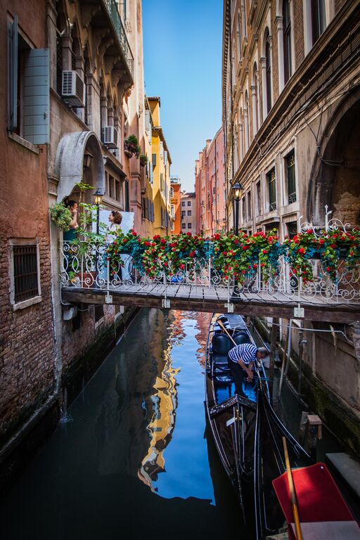 venice water gondola